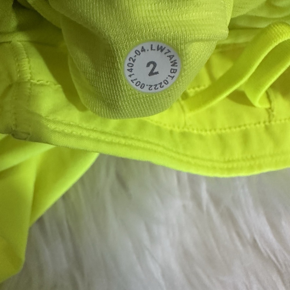 Lululemon Womens Hotty Hot Shorts Size 2 Rare‎ Color Highlight Yellow 4" Inseam - Picture 3 of 3
